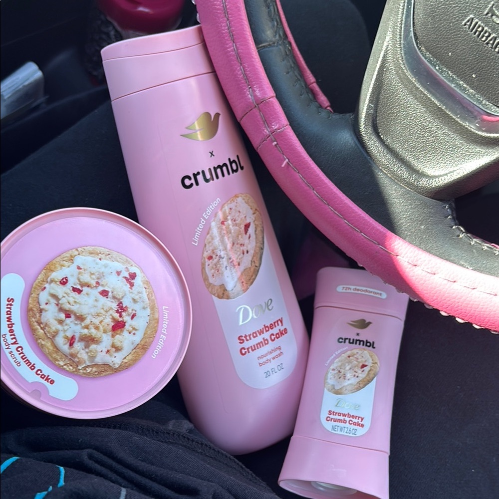 x Crumbl Strawberry Crumb Cake Body Wash - Pink